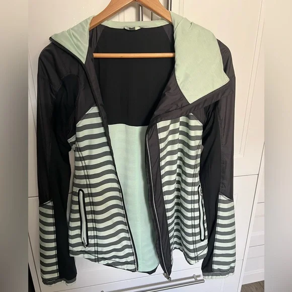 L-105 🍋 Lululemon 🍋 Run: Get Up And Glow Jacket *Reflective 360 - Picture 7 of 12
